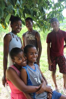 Familia disfrutando de compartir el tiempo juntos (El Seibo, República Dominicana)