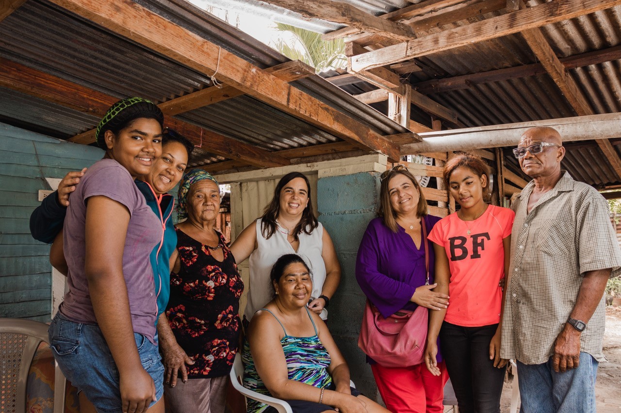 Compartiendo con una familia de dos hermanas becadas por Misioneros Dominicos - Selvas Amazónicas para estudiar secundaria (El Seibo)