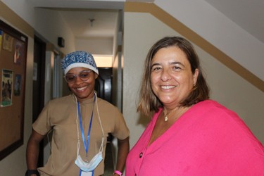 Maite dando seguimiento a Perlaen su progreso en la carrera de medicina (El Seibo, República Dominicana)