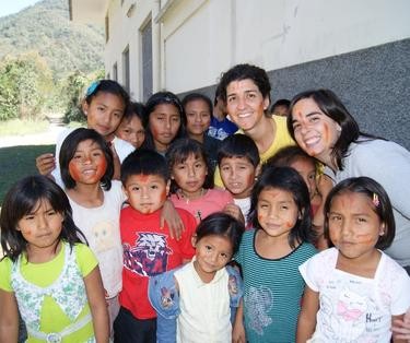 Alexia y Belén, campamento de Koribeni en Perú. Entrevista Revista N4 Misioneros Dominicos Selvas Amazónicas