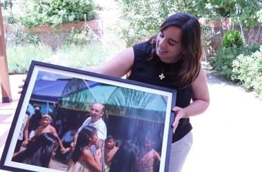 Belén Sanchez Gil con una fotografía de la exposición Mirada sobre la Misión 2023