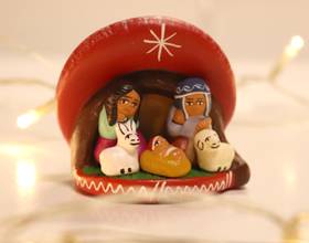 Belén pesebre artesanal sombrero rojo