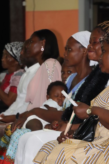 Celebración de bautizos en la Vigilia Pascual Guinea Ecuatorial
