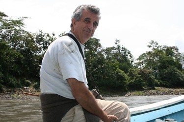 El misionero dominico Fr. Roberto Ábalos en el Río Urubamba