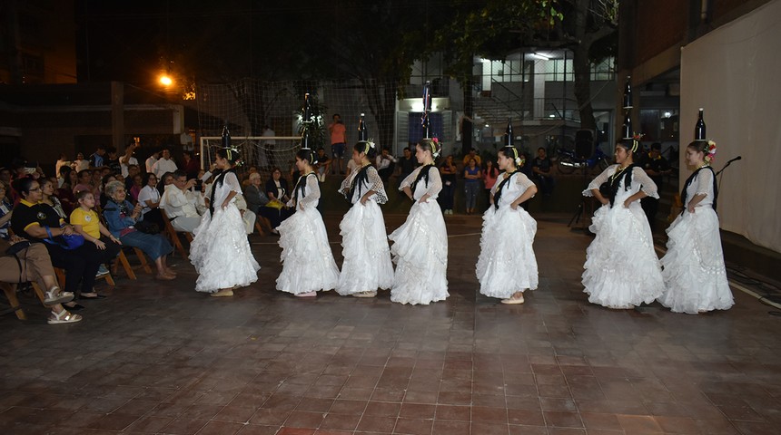 Escuela de Danza recibiendo a maestro de la orden