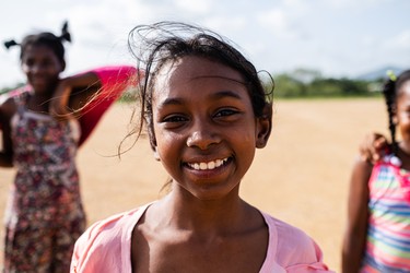 Esperanza en la sonrisa, tristeza en la mirada