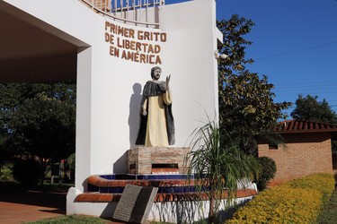 Estua de Montesino en la Universidad Católica de Carapeguá
