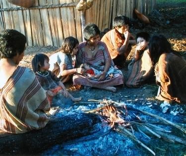 Familia Matsigenka reunida Perú Misioneros Dominicos Selvas Amazónicas