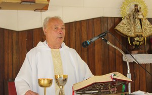 Fernand Vela celebrando la Eucaristía en el Fanguito