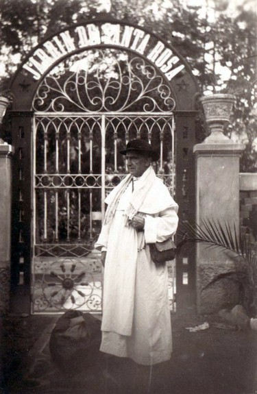 Fr. José Pío Aza en Lima, en la puerta del Jardín de Santa Rosa de Lima