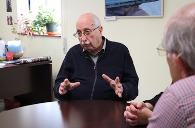 Fr. Pedro Velasco charlando con el equipo de Selvas