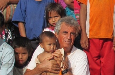 Fr. Roberto Ábalos y la voluntaria PATRICIA ROSETY en Perú Revista n8