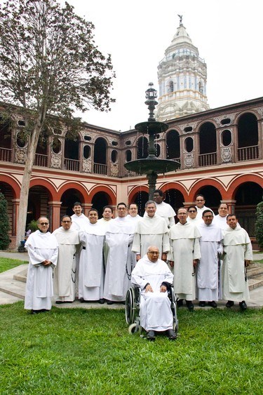 fray-gerard-con-dominicos-peru-2-normal
