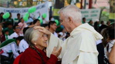 fray-luis-verde-bendiciendo-a-una-mujer-normal
