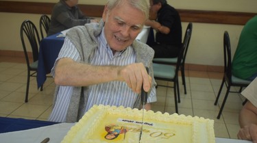 fray-luis-verde-con-la-tarta-de-50-anos-de-sacerdote-normal