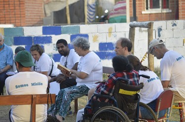 Graciela leyendo