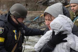 Guerra de Ucrania, una mujer y su bebe huyen con ayuda de un soldado ucraniano. Campaña de Mayo 2022