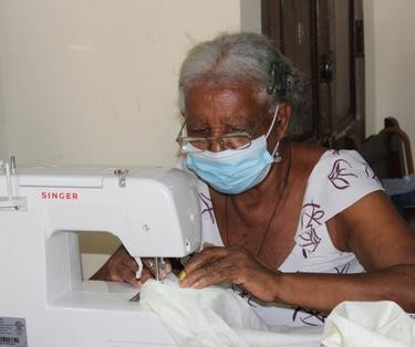 Irene en el proyecto de arreglo y confección de ropa. Trinidad (Cuba)