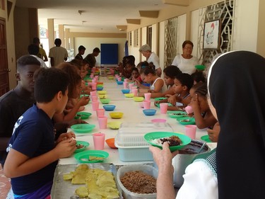 La Hermana Herminia repartiendo la comida