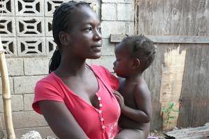 Mamá con bebé en un batey de República Dominicana, artículo Geraldina