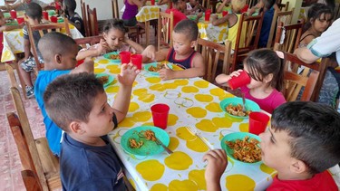 Martí-niños-compartiendo-comida Martí-niños-compartiendo-comida