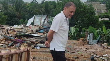 miguel-angel-gullon-visitando-familias-desalojadas-normal