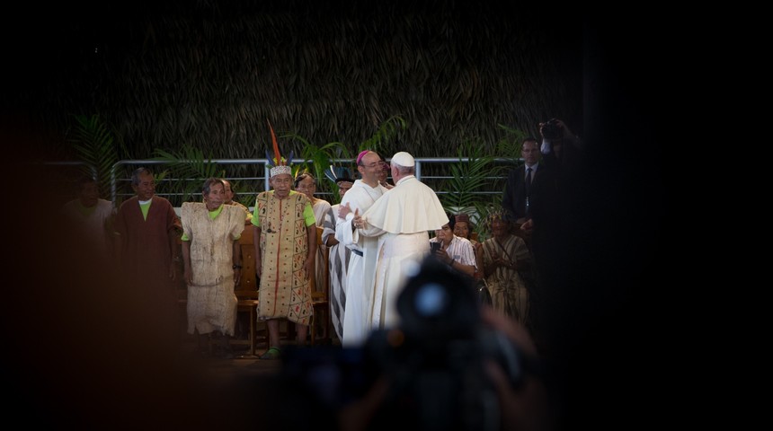 mons-david-martinez-con-el-papa-francisco-visita-puerto-maldonado-noticia_imagen