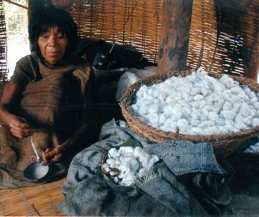 Mujer hilando algodón en la selva peruana