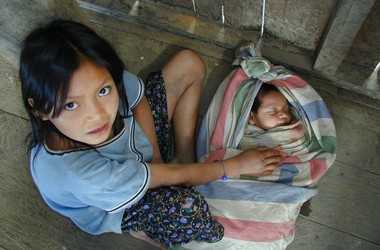 Niña cuidando bebe