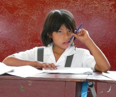 Niña estudiando Misioneros Dominicos Selvas Amazónicas Educación