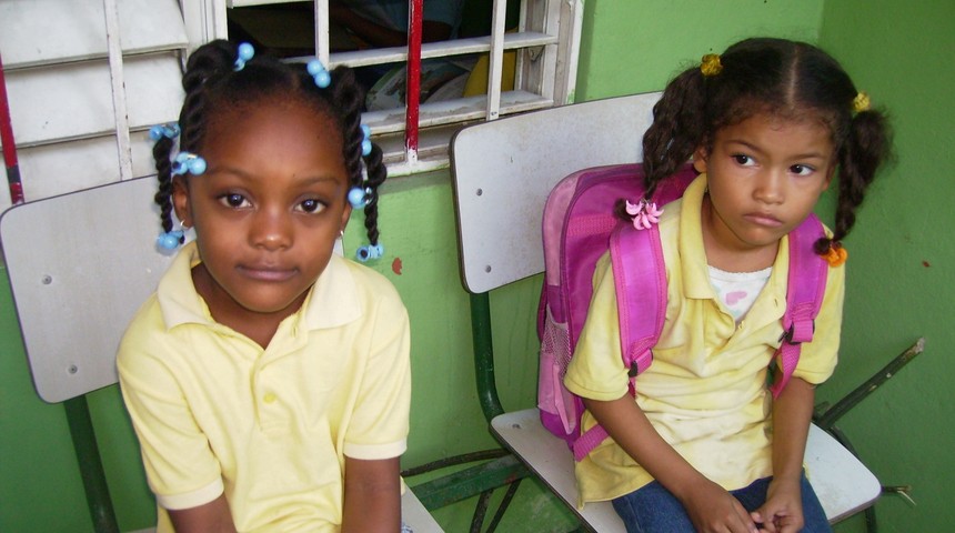 ninas-con-mochila-educacion-misioneros-dominicos-noticia_imagen