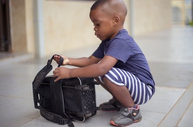 Niño con mochila misión guinea