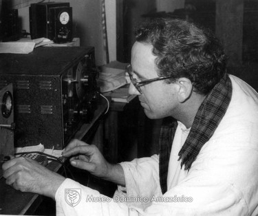 p-tomas-guerrero-reparando-un-radio-transmisor-normal