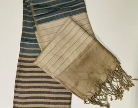 PAÑUELO BEIGE CON RAYAS AZULES Y NEGRAS