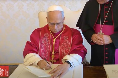 Papa León XIV firma la Exhortación Dilexi te