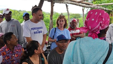 Patricia con los peregrinos de El Seibo