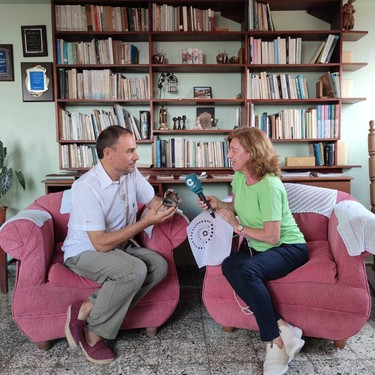 Patricia entrevistando a Miguel Ángel Gullón