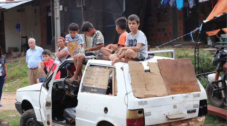 pedro-velasco-con-ninos-en-el-banado-noticia_imagen
