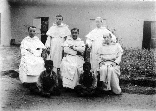 Pío Aza y grupo de Misioneros Dominicos en Quillabamba, 1932