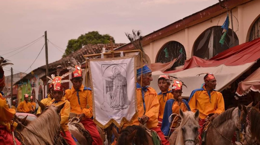 Procesion en Chiapas con el estandarte de Santo Domingo de Guzmán (México)