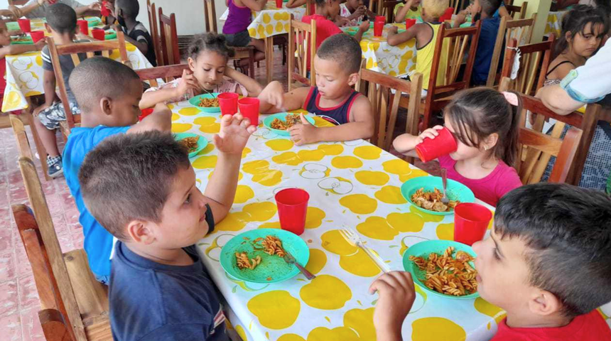 proyectos-alimentacion-cuba-educacion-ninos-merendando-noticia_imagen