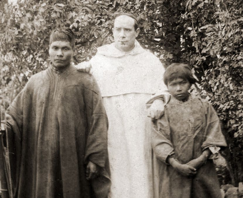 Ramón Zubieta con dos indígenas en la selva