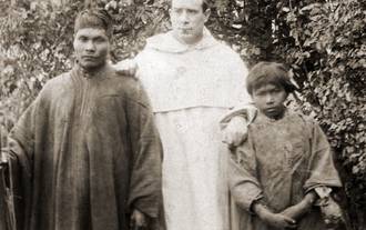 Ramón Zubieta con dos indígenas en la selva