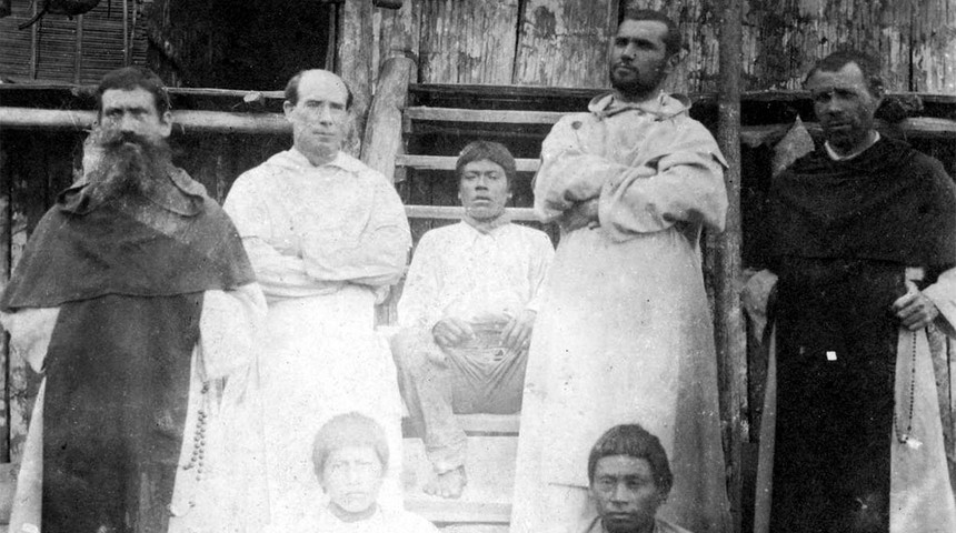 Ramón Zubieta con indígenas y otros misioneros