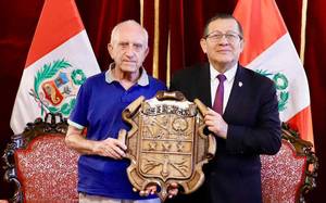 Fray César Luis Llana Secades recibe un reconocimiento del presidente del Congreso del Perú