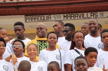 Roberto Okon con jovenes Parroquia Sta Maravillas Malabo