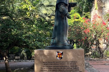 santo-domingo-honra-patrono-estatua