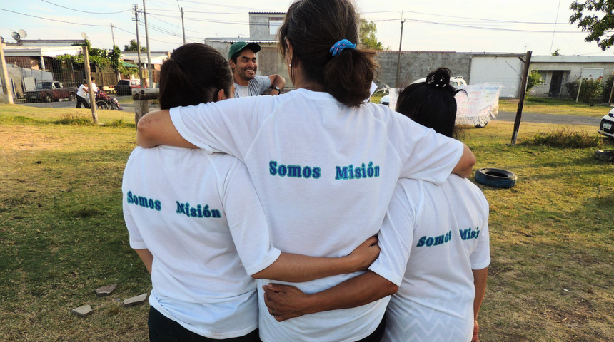 somos-mision-mision-uruguay-personas-abrazo-noticia_imagen