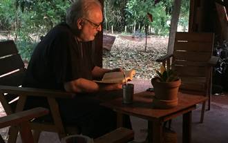 Toni Miró leyendo la Palabra y con su mate
