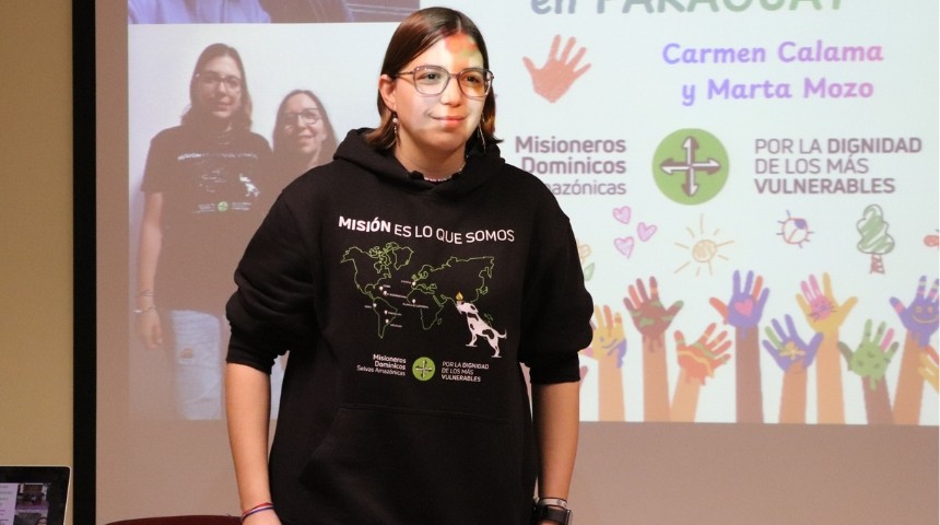 voluntaria-marta-sudadera-mision-es-lo-que-somos-mercadillo-atocha-noticia_imagen